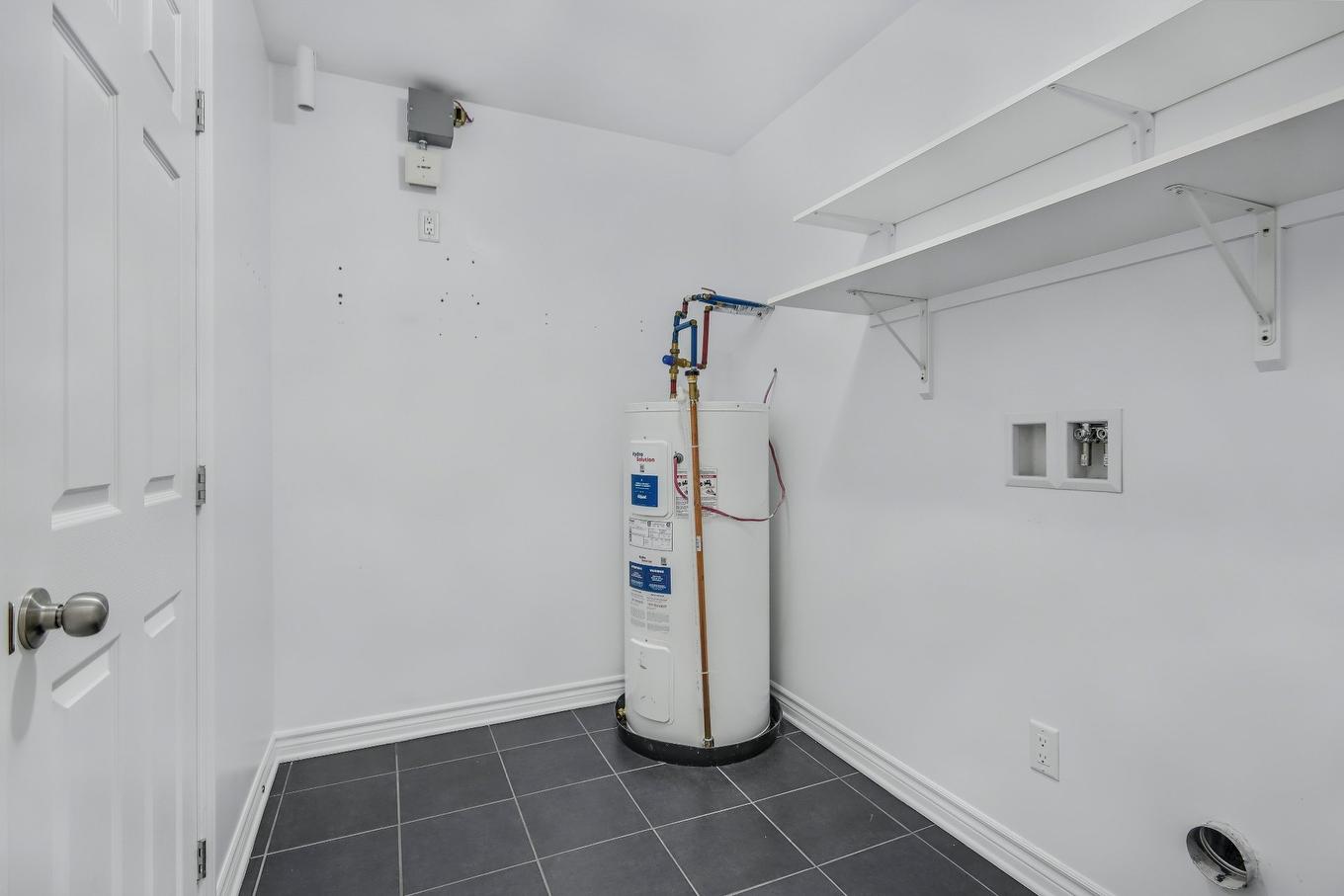 Salle de lavage - 312-100 Rue Cartier, Saint-Lambert, QC - Indoor