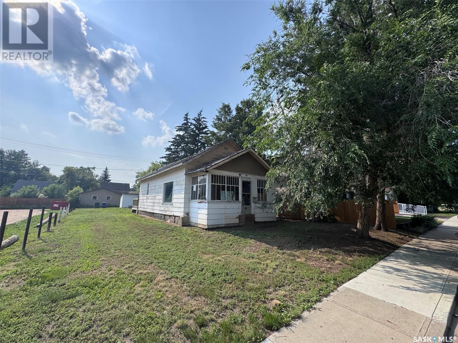 1044 7Th Avenue Nw, Moose Jaw, SK - Outdoor