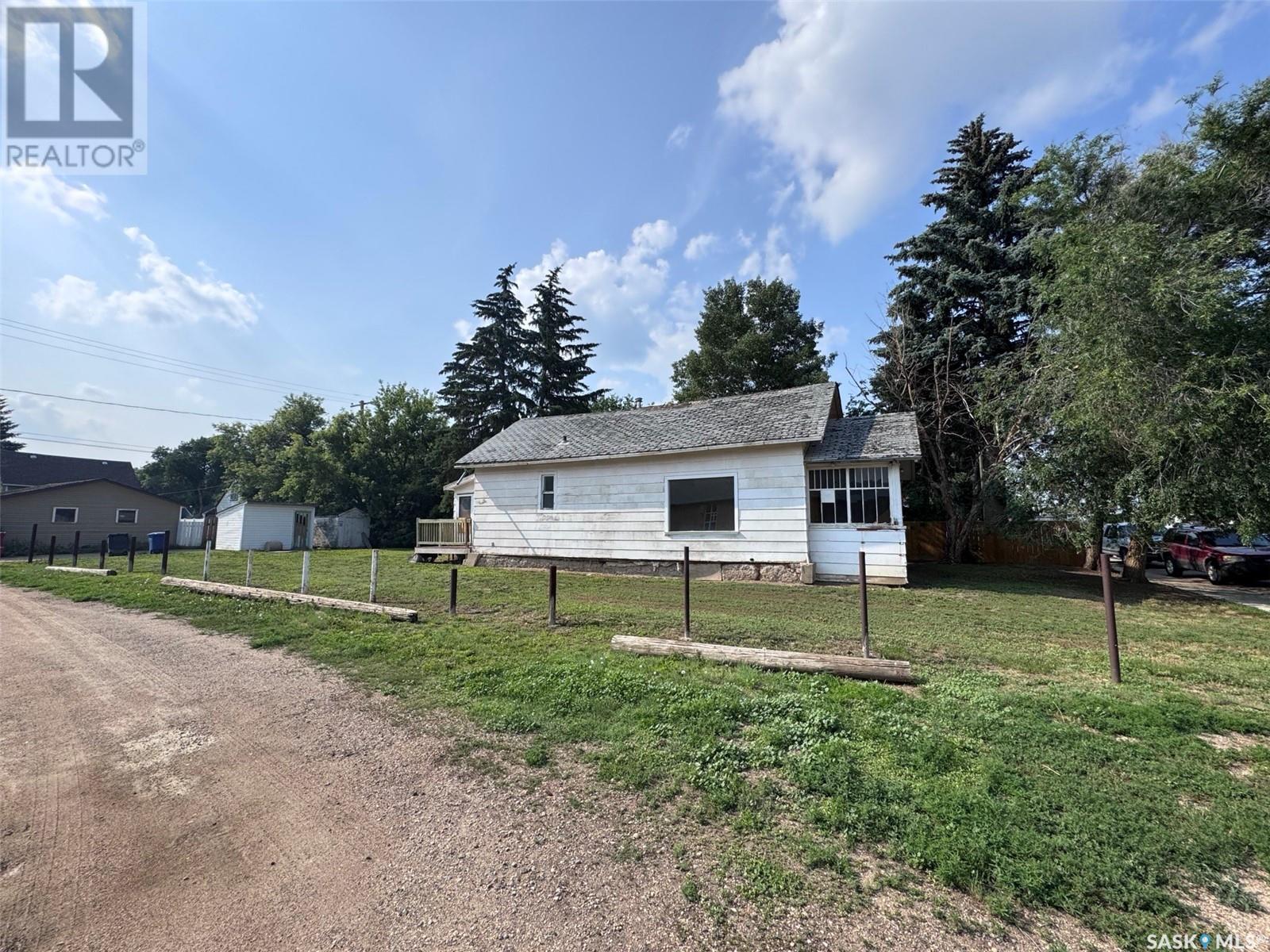 1044 7Th Avenue Nw, Moose Jaw, SK - Outdoor