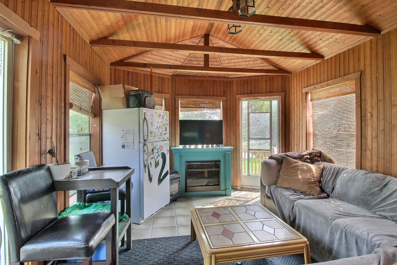 Solarium/Verrière - 344 Av. De L'Église, Rouyn-Noranda, QC - Indoor Photo Showing Living Room With Fireplace