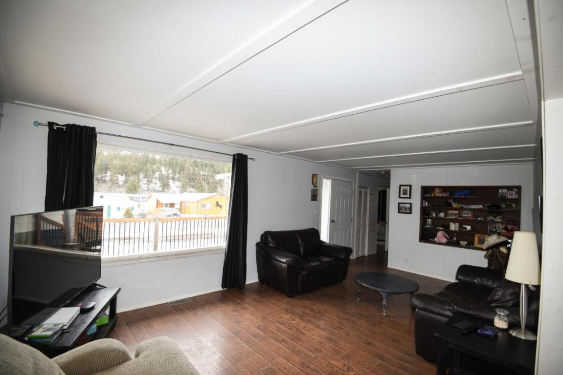 1404 Soues Street, Clinton, BC - Indoor Photo Showing Living Room