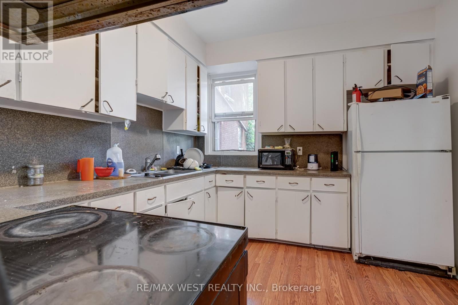 673 Wilson Street, Hamilton, ON - Indoor Photo Showing Kitchen With Double Sink
