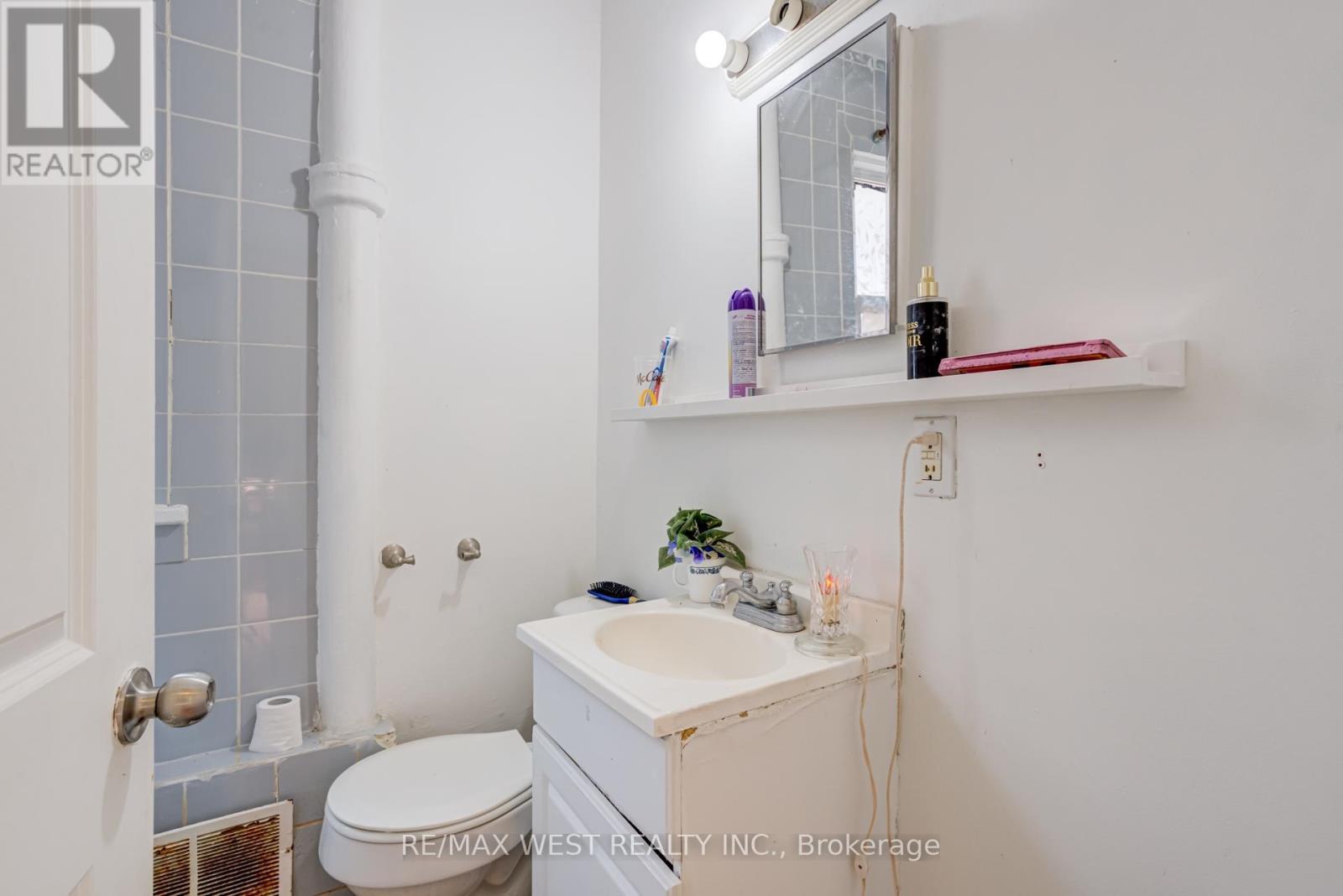 673 Wilson Street, Hamilton, ON - Indoor Photo Showing Bathroom