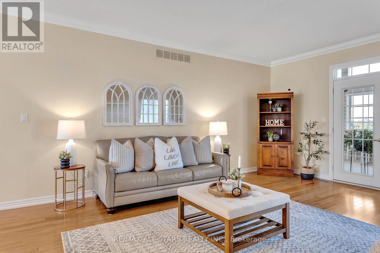 25 Sylvester Drive, Kawartha Lakes (Lindsay), ON - Indoor Photo Showing Living Room