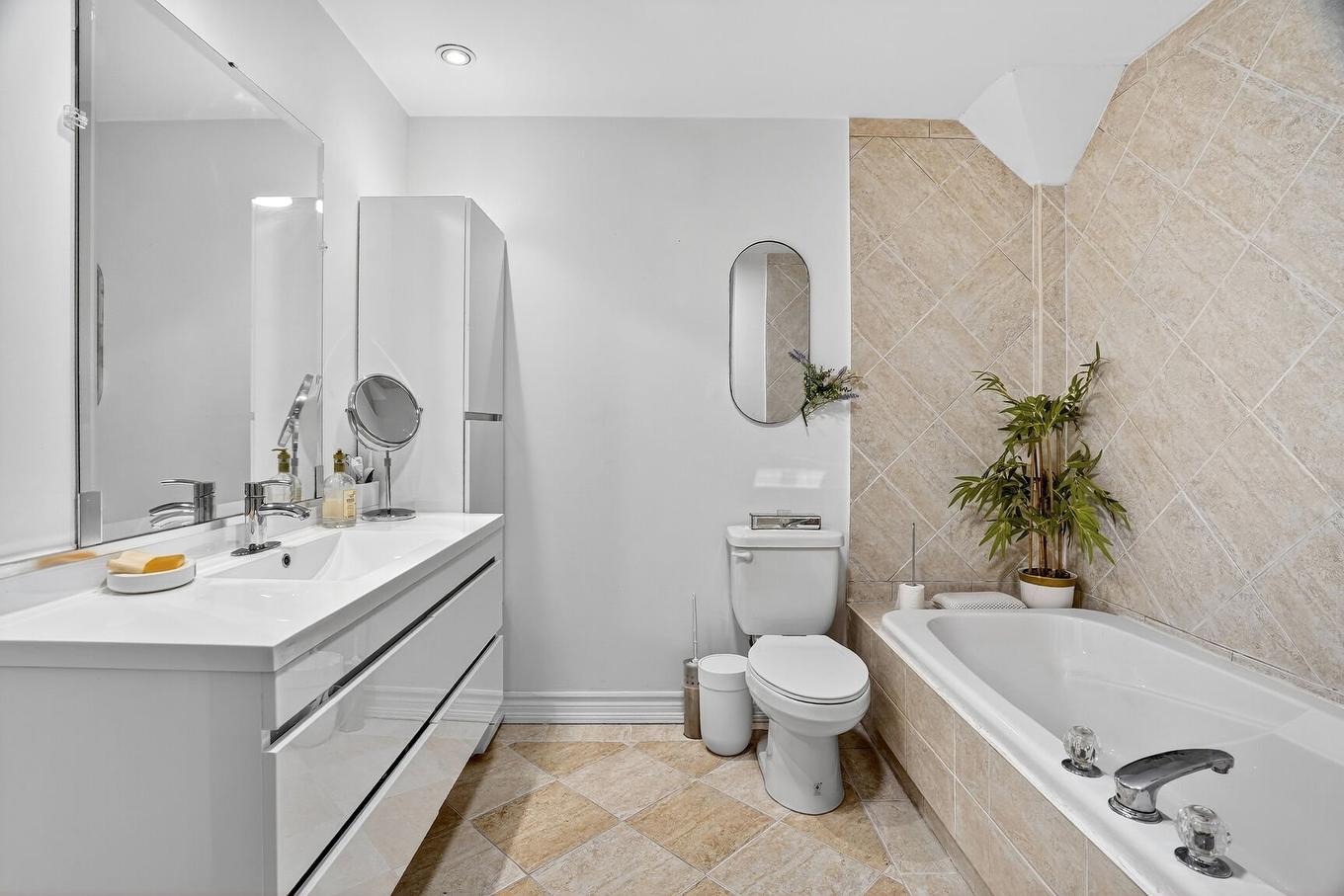 Salle de bains attenante à la CCP - 201-828 Av. Querbes, Montréal (Outremont), QC - Indoor Photo Showing Bathroom