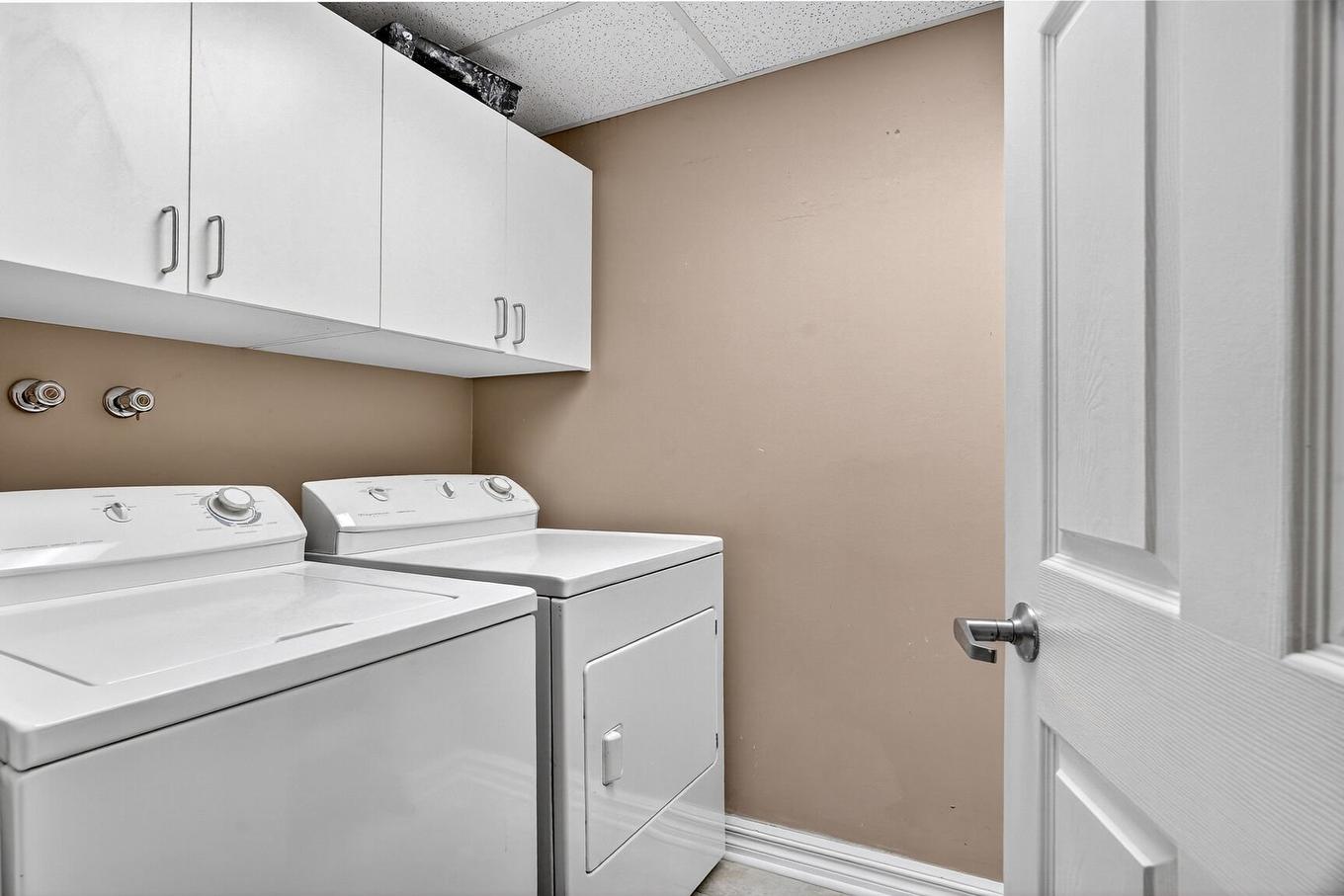 Salle de lavage - 201-828 Av. Querbes, Montréal (Outremont), QC - Indoor Photo Showing Laundry Room