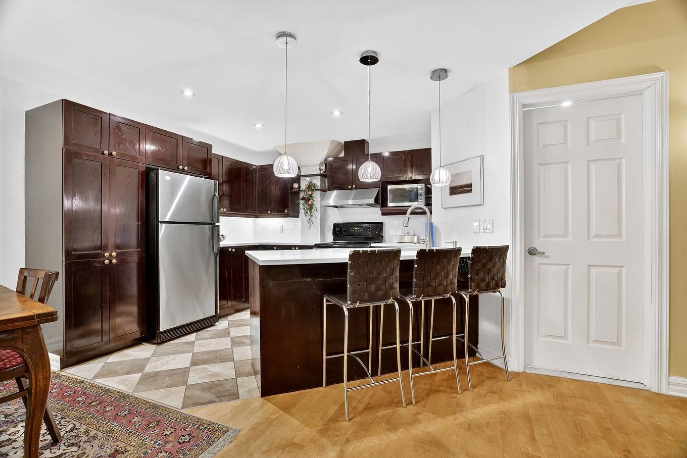 Cuisine - 201-828 Av. Querbes, Montréal (Outremont), QC - Indoor Photo Showing Kitchen