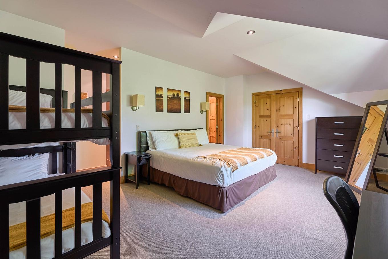 Chambre à coucher principale - 31-1 Imp. De La Genèse, Lac-Supérieur, QC - Indoor Photo Showing Bedroom