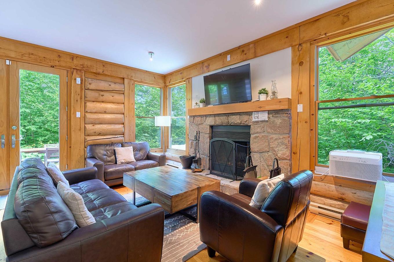 Salon - 31-1 Imp. De La Genèse, Lac-Supérieur, QC - Indoor Photo Showing Living Room With Fireplace