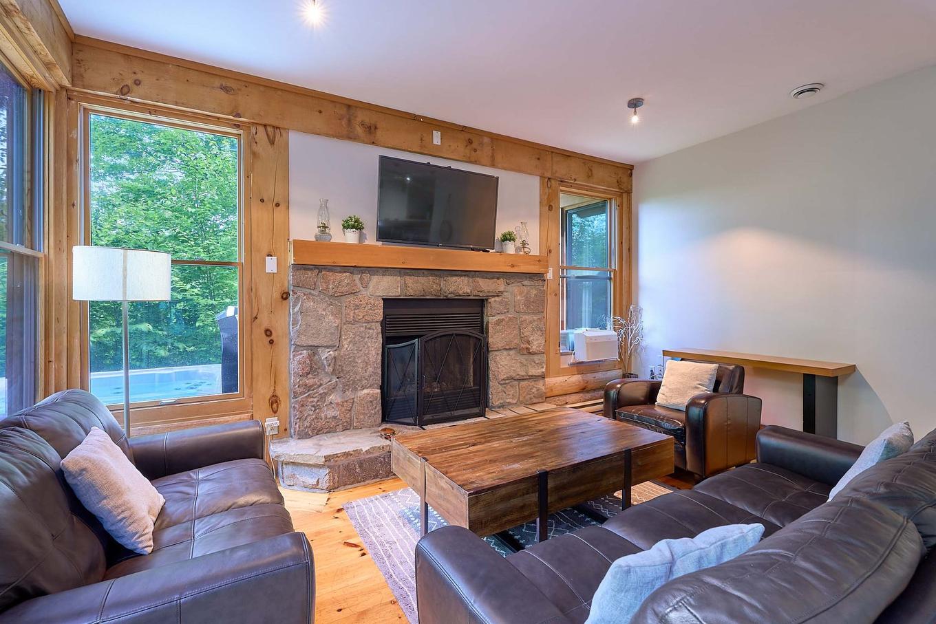 Salon - 31-1 Imp. De La Genèse, Lac-Supérieur, QC - Indoor Photo Showing Living Room With Fireplace