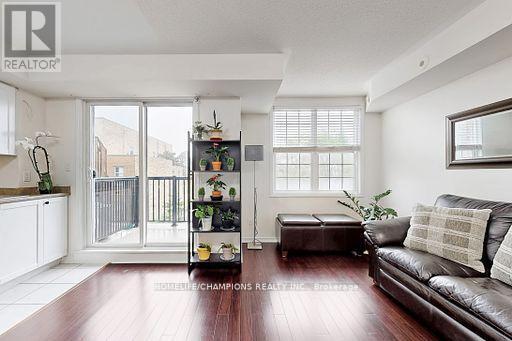 304 - 35 Strangford Lane S, Toronto, ON - Indoor Photo Showing Living Room