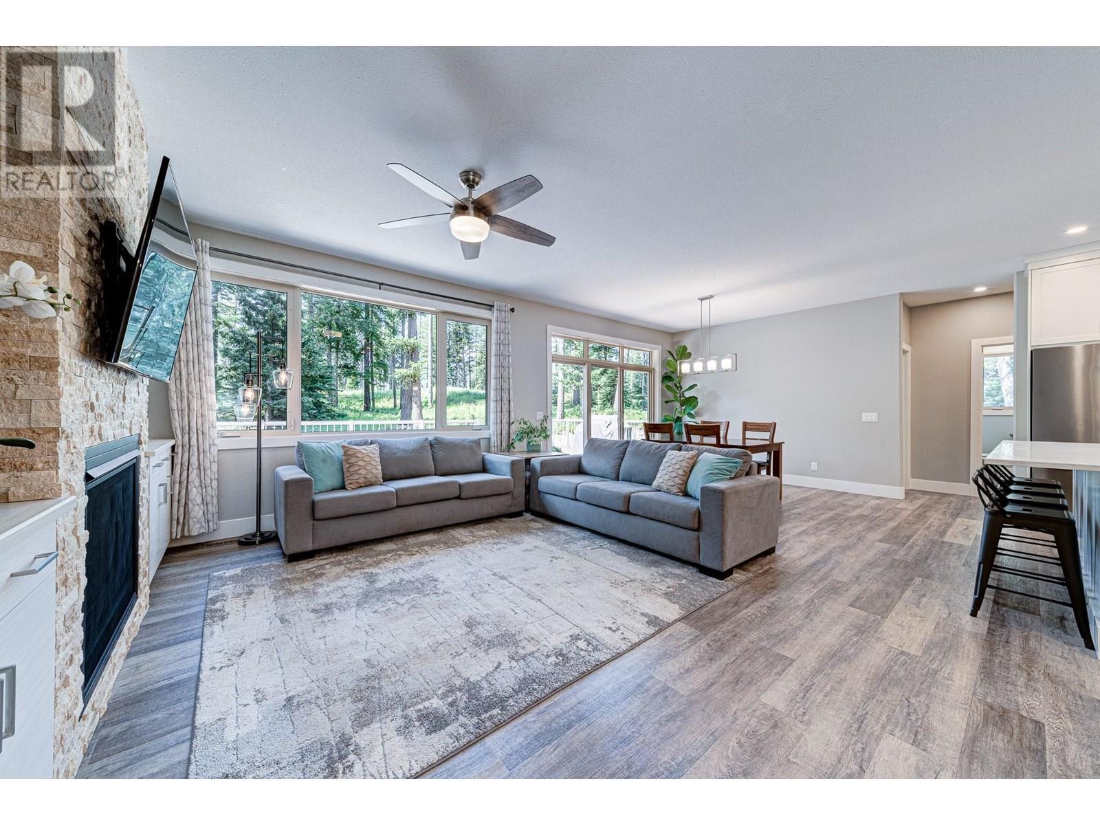 2041 Golden Eagle Drive, Sparwood, BC - Indoor Photo Showing Living Room