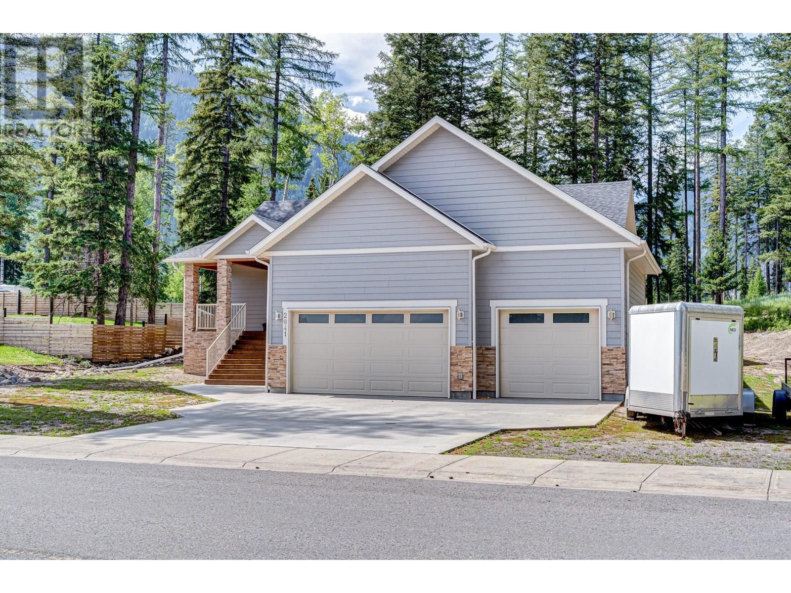 2041 Golden Eagle Drive, Sparwood, BC - Outdoor With Facade