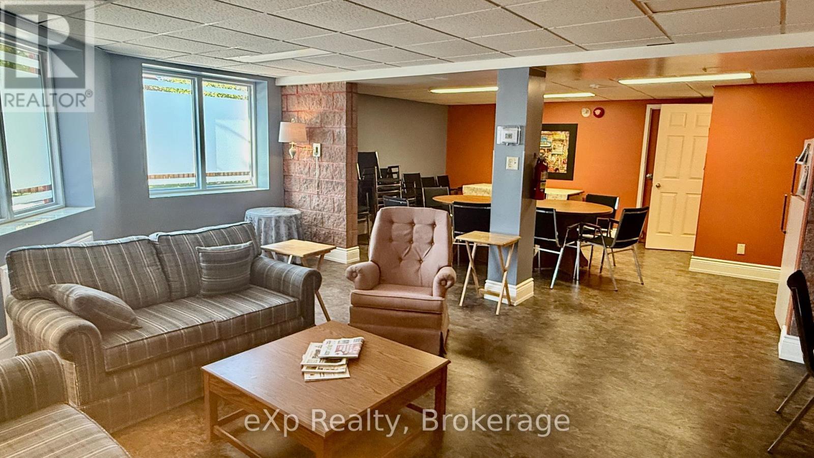 105 - 536 11Th Avenue E, Hanover, ON - Indoor Photo Showing Living Room