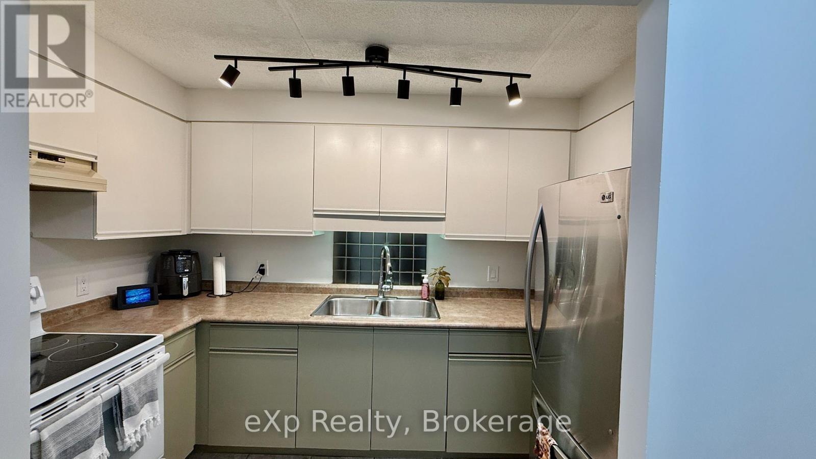 105 - 536 11Th Avenue E, Hanover, ON - Indoor Photo Showing Kitchen With Double Sink