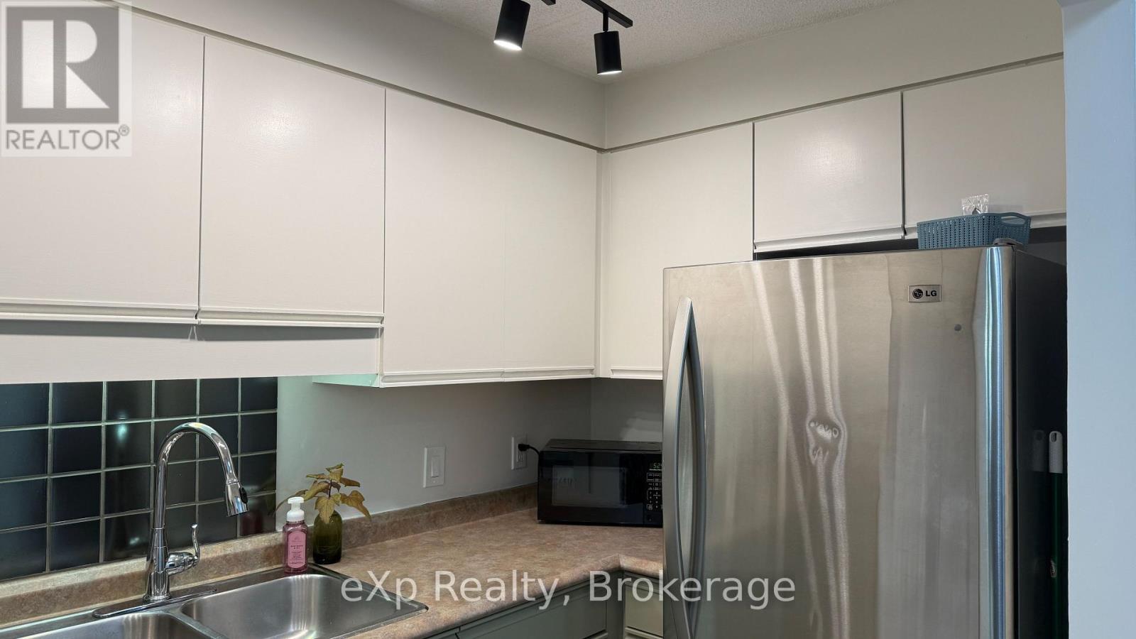105 - 536 11Th Avenue E, Hanover, ON - Indoor Photo Showing Kitchen With Double Sink