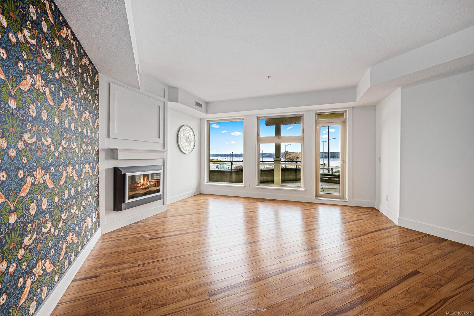 103-1392 Island Hwy South, Campbell River, BC - Indoor Photo Showing Living Room With Fireplace