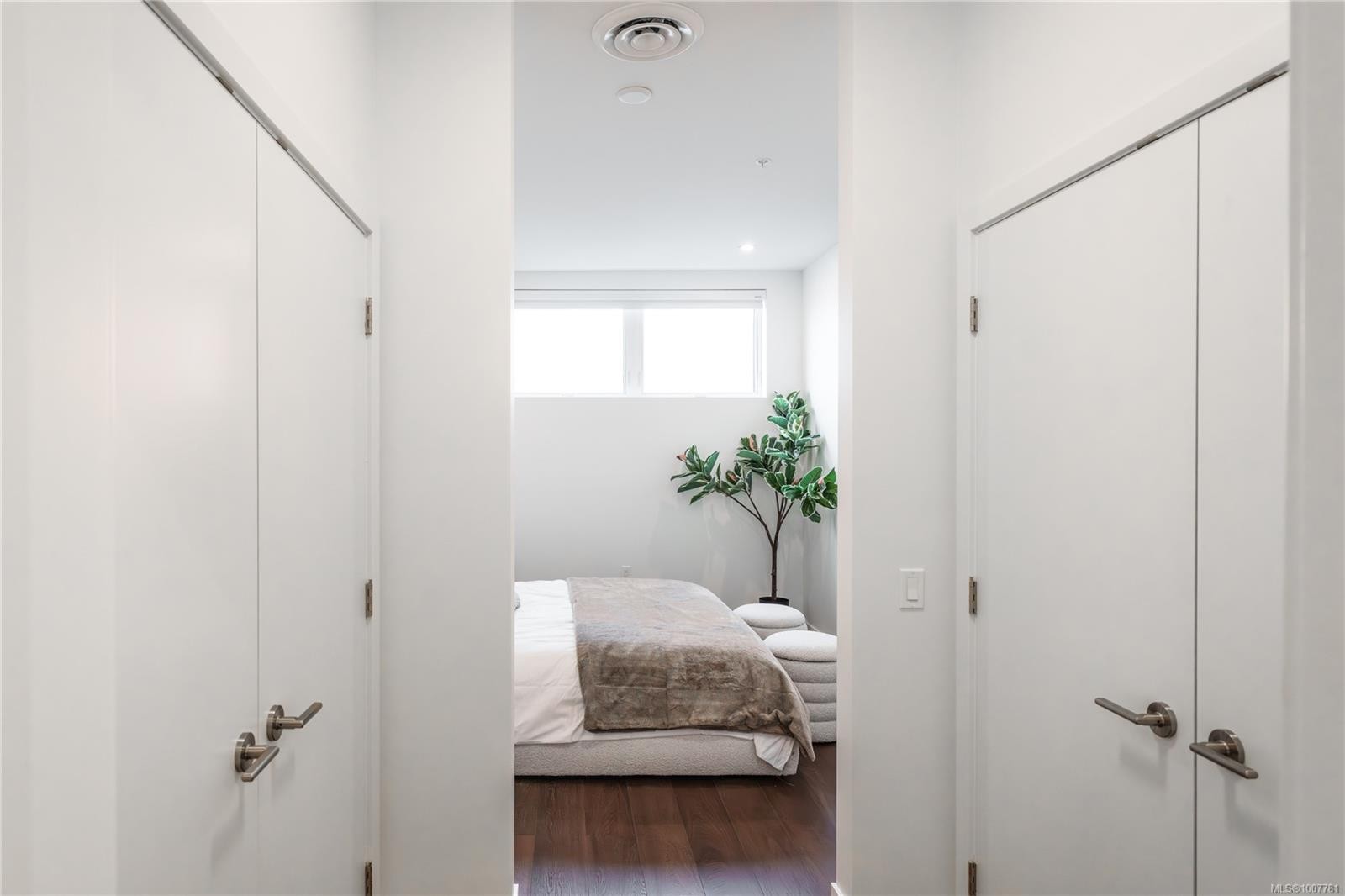 307-9570 Fifth St, Sidney, BC - Indoor Photo Showing Other Room