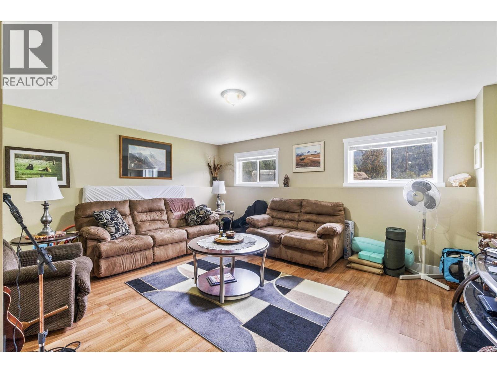 8758 Holding Road Unit# 17, Adams Lake, BC - Indoor Photo Showing Living Room