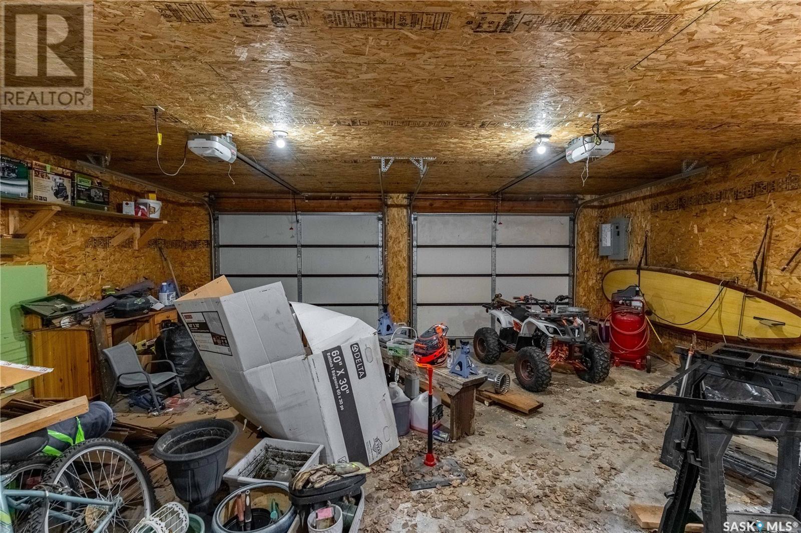 104 Railway Avenue, Dufferin Rm No. 190, SK - Indoor Photo Showing Garage