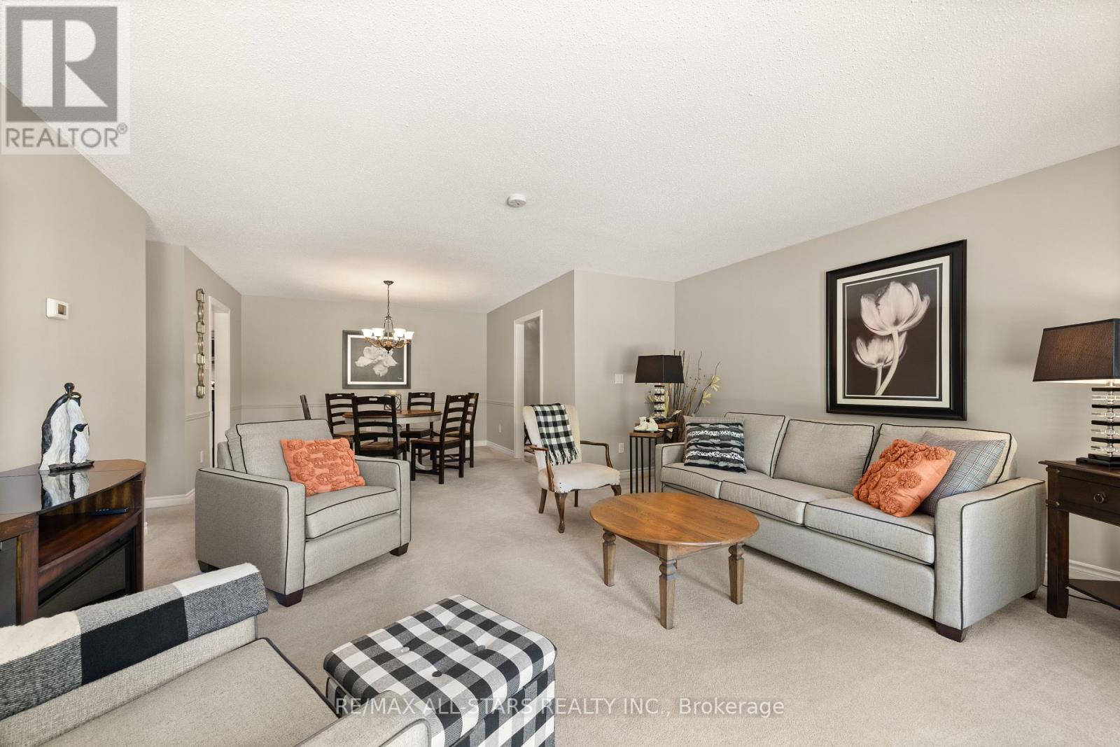 101 - 200 East Street S, Kawartha Lakes (Bobcaygeon), ON - Indoor Photo Showing Living Room