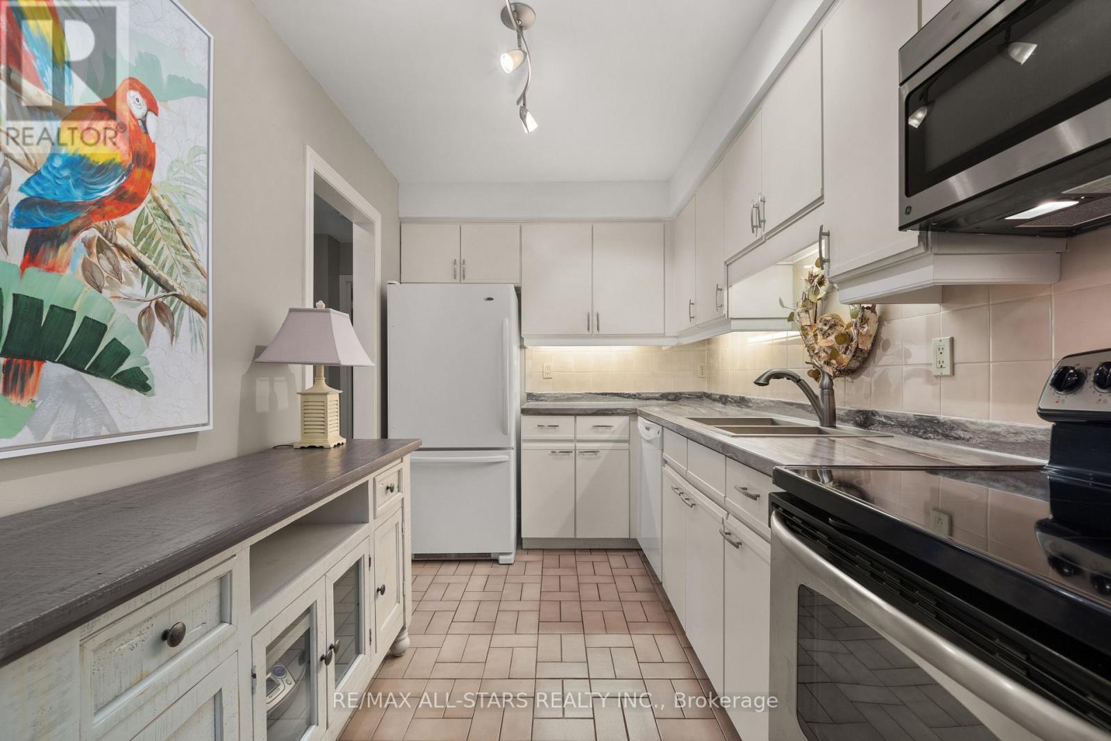 101 - 200 East Street S, Kawartha Lakes (Bobcaygeon), ON - Indoor Photo Showing Kitchen