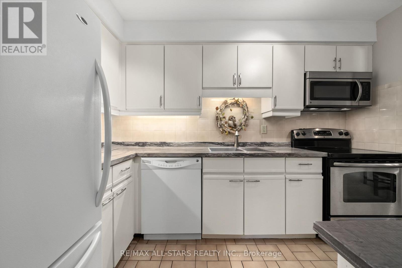 101 - 200 East Street S, Kawartha Lakes (Bobcaygeon), ON - Indoor Photo Showing Kitchen