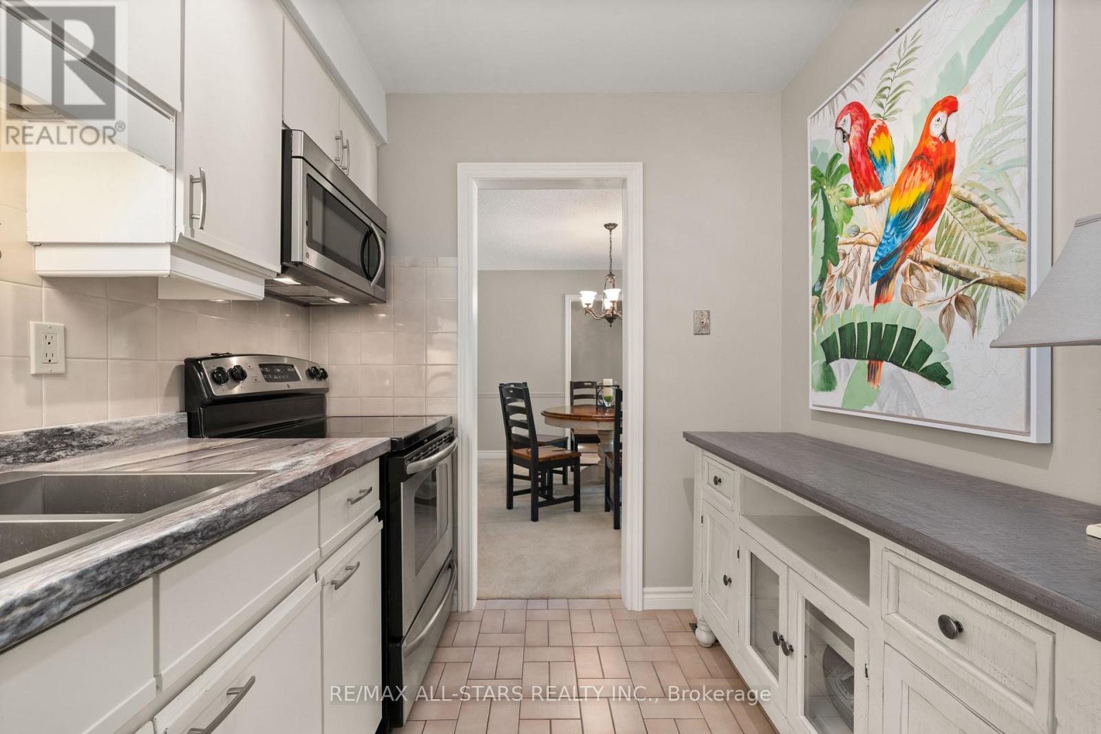 101 - 200 East Street S, Kawartha Lakes (Bobcaygeon), ON - Indoor Photo Showing Kitchen With Double Sink With Upgraded Kitchen