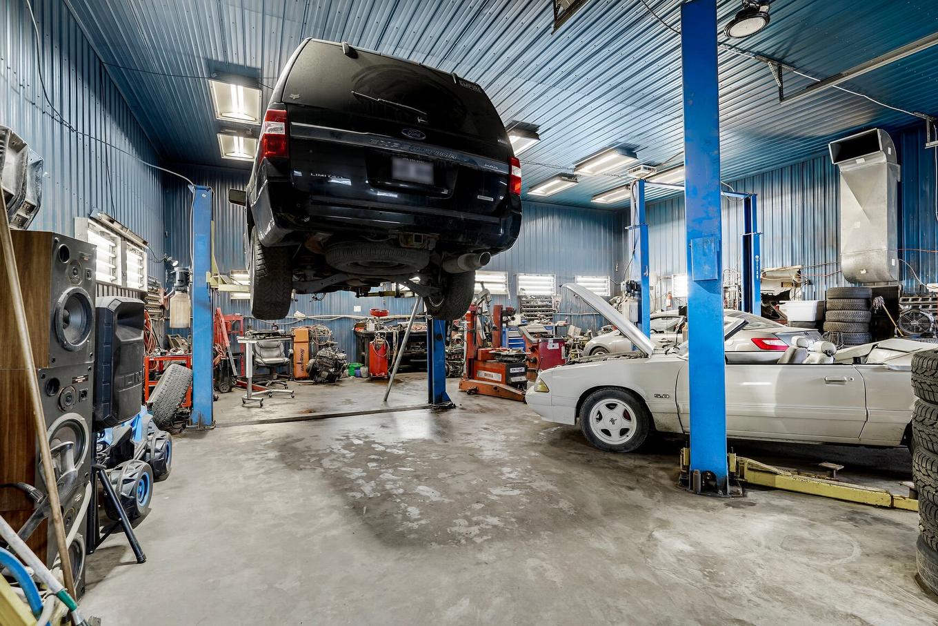Garage - 4539 Ch. Gascon, Mascouche, QC - Indoor Photo Showing Garage