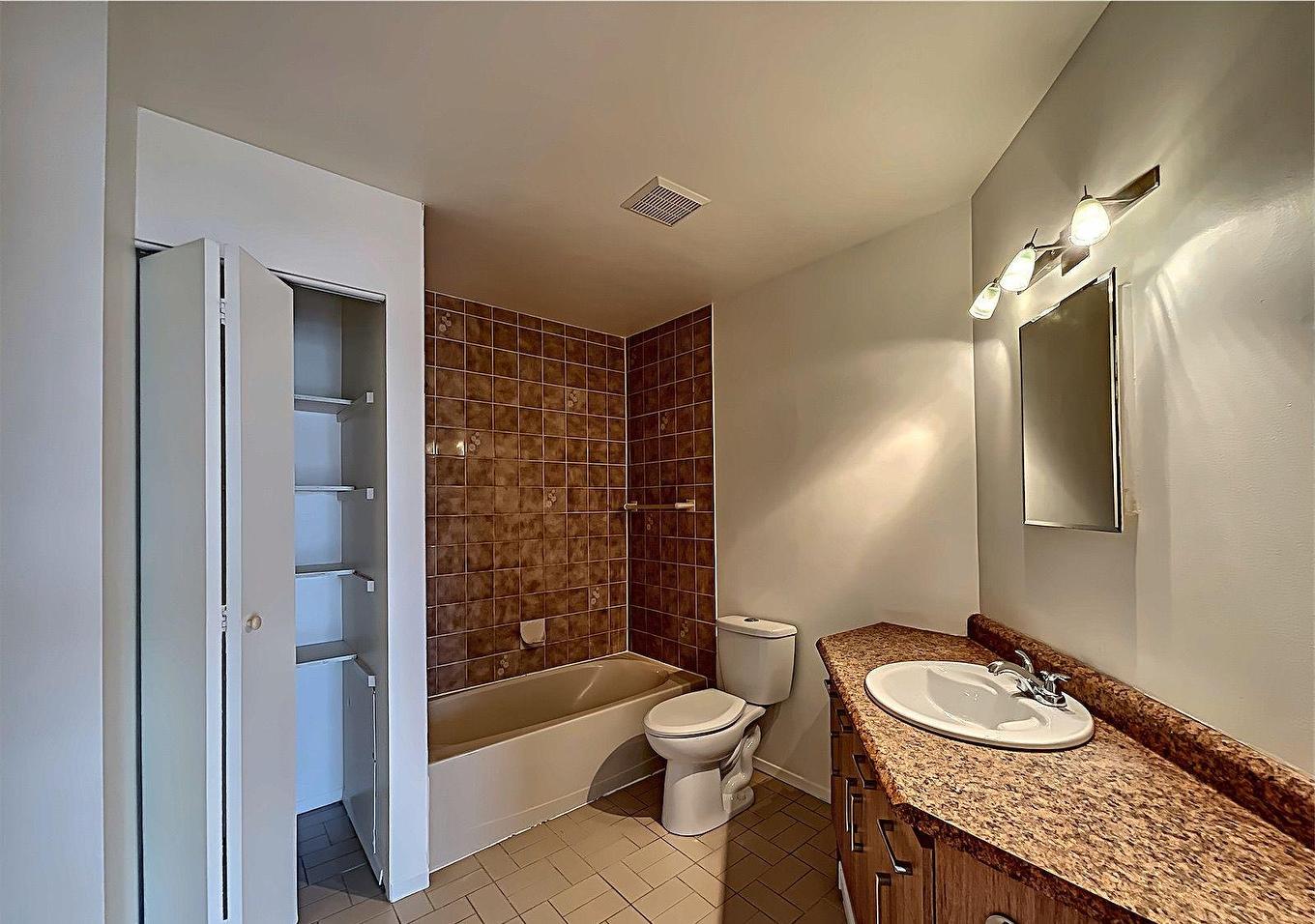 Salle de bains - 86-3840 Boul. Le Carrefour, Laval (Chomedey), QC - Indoor Photo Showing Bathroom