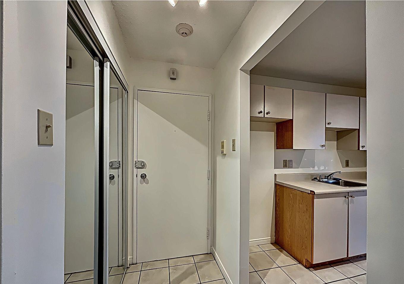 Hall d'entrée/Vestibule - 86-3840 Boul. Le Carrefour, Laval (Chomedey), QC - Indoor