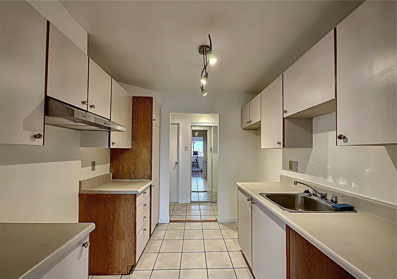 Cuisine - 86-3840 Boul. Le Carrefour, Laval (Chomedey), QC - Indoor Photo Showing Kitchen