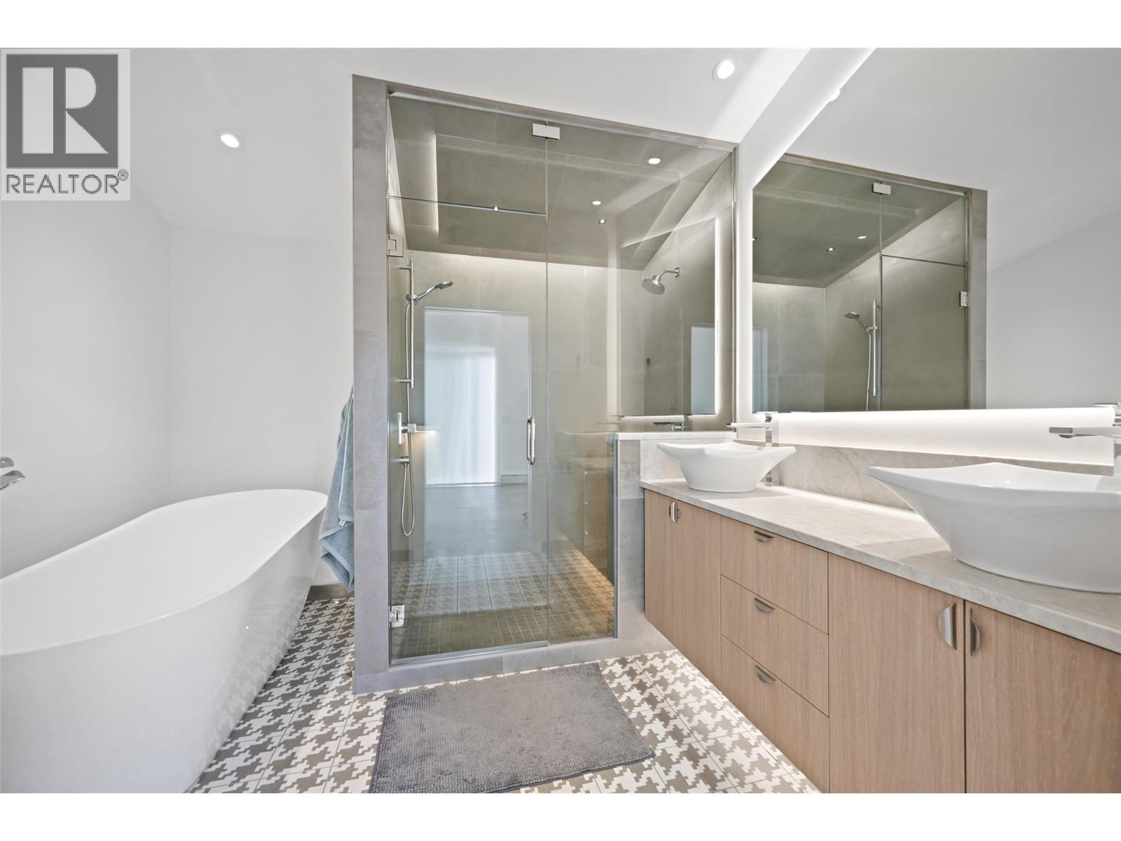 726 Taynton Drive, Invermere, BC - Indoor Photo Showing Bathroom