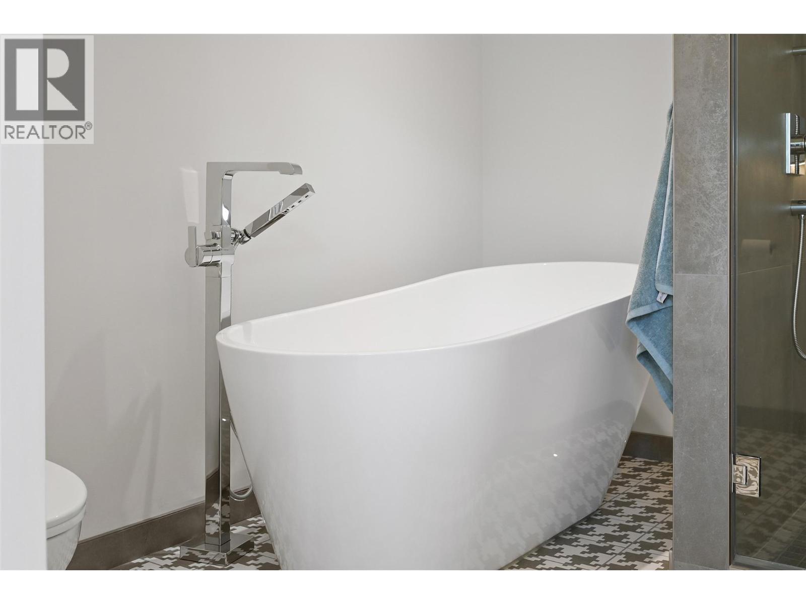 726 Taynton Drive, Invermere, BC - Indoor Photo Showing Bathroom