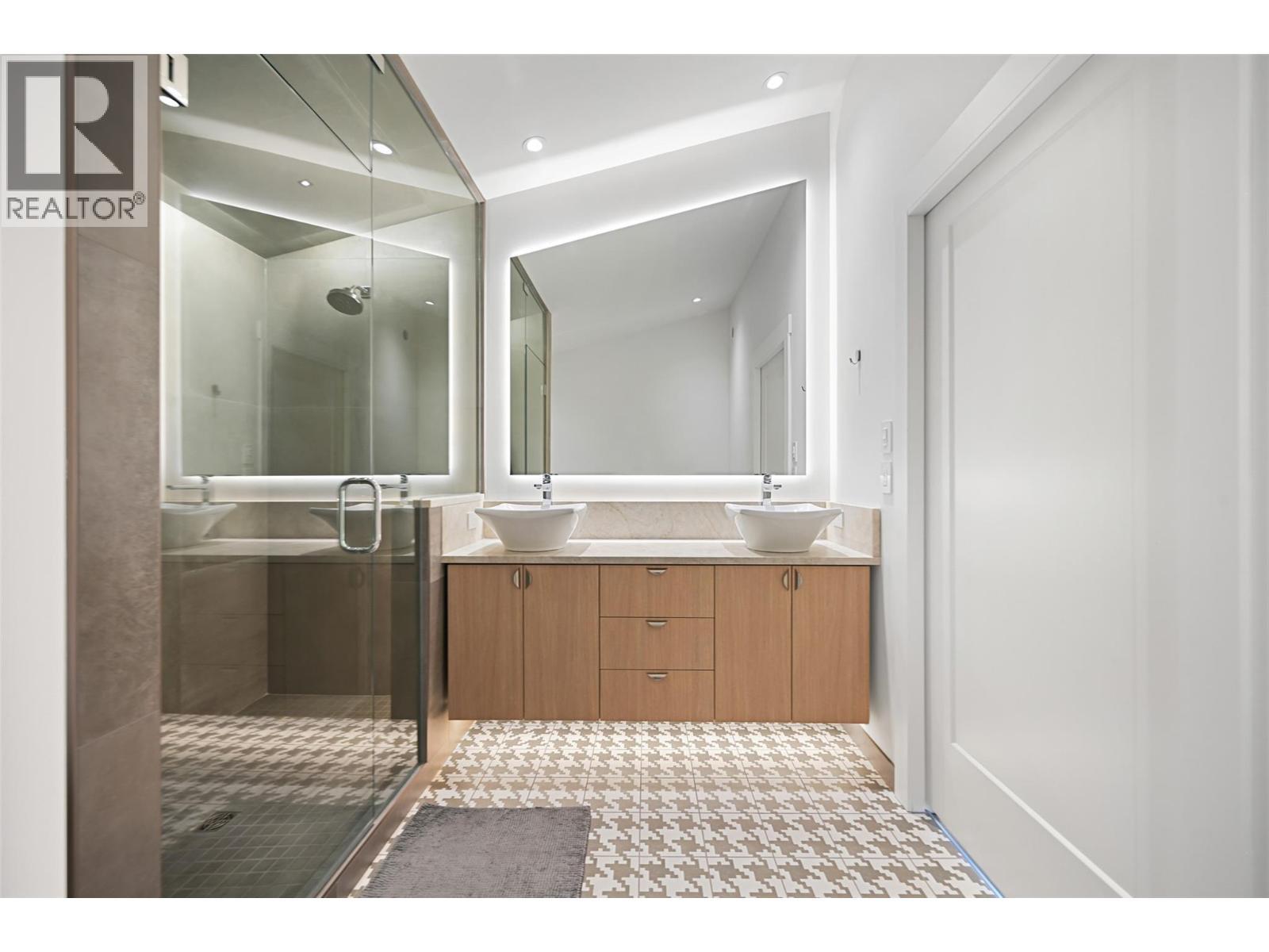 726 Taynton Drive, Invermere, BC - Indoor Photo Showing Bathroom