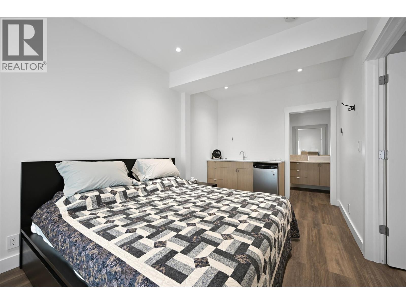 726 Taynton Drive, Invermere, BC - Indoor Photo Showing Bedroom