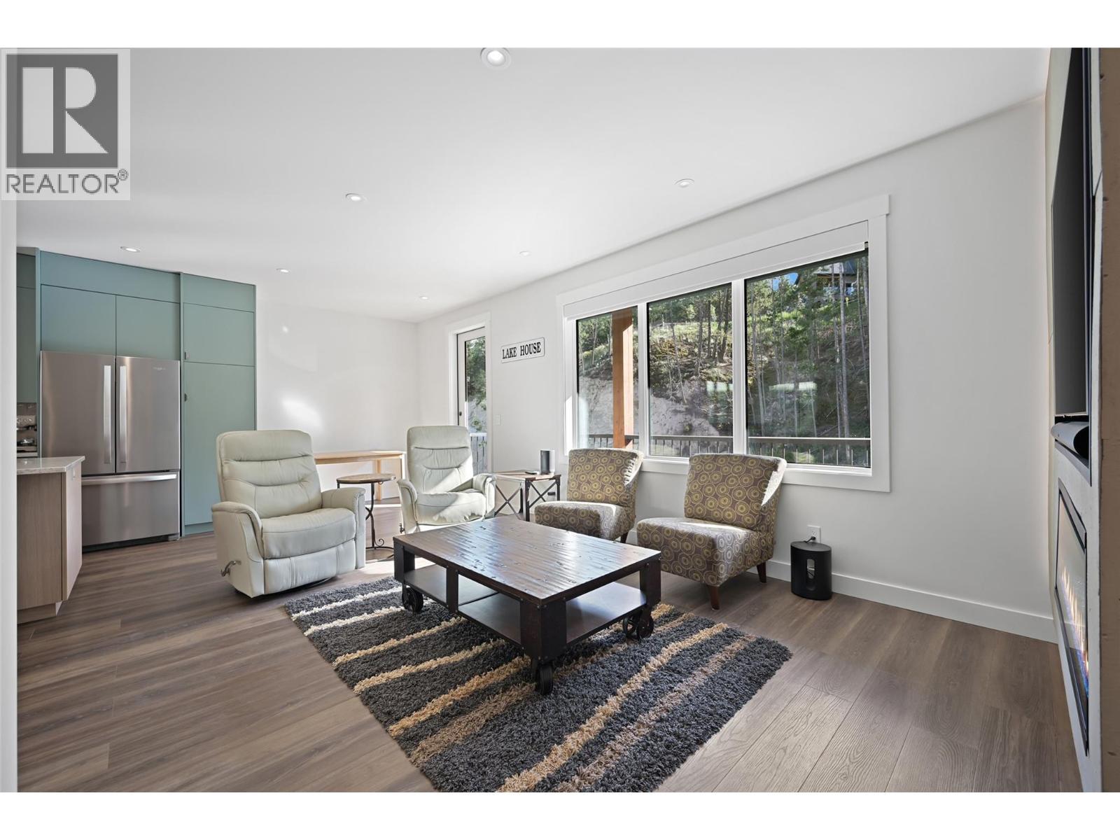 726 Taynton Drive, Invermere, BC - Indoor Photo Showing Living Room