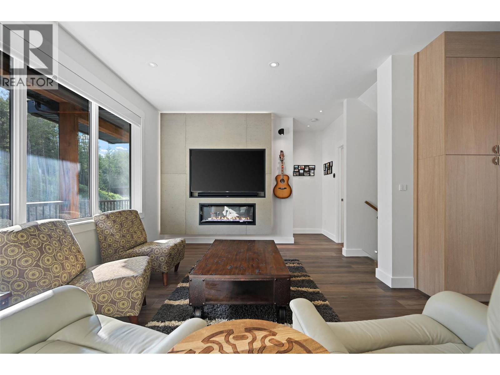 726 Taynton Drive, Invermere, BC - Indoor Photo Showing Living Room With Fireplace