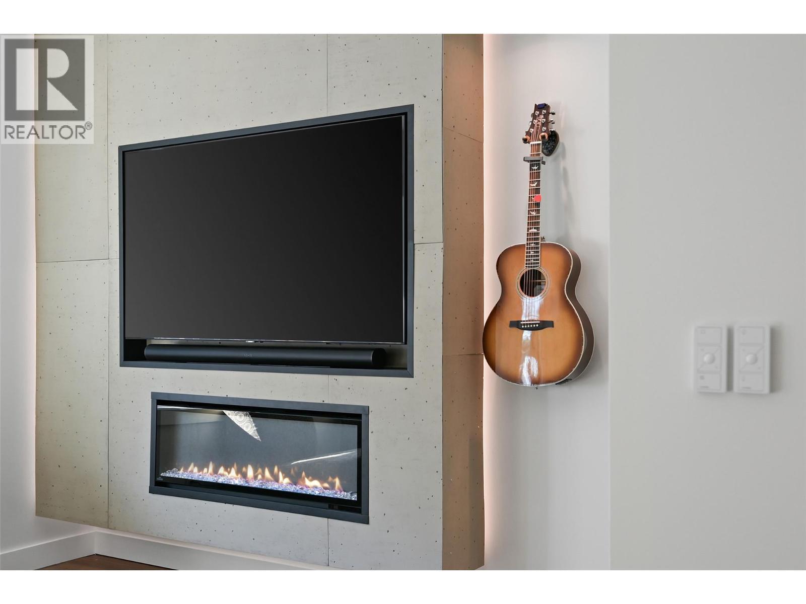 726 Taynton Drive, Invermere, BC - Indoor Photo Showing Living Room With Fireplace