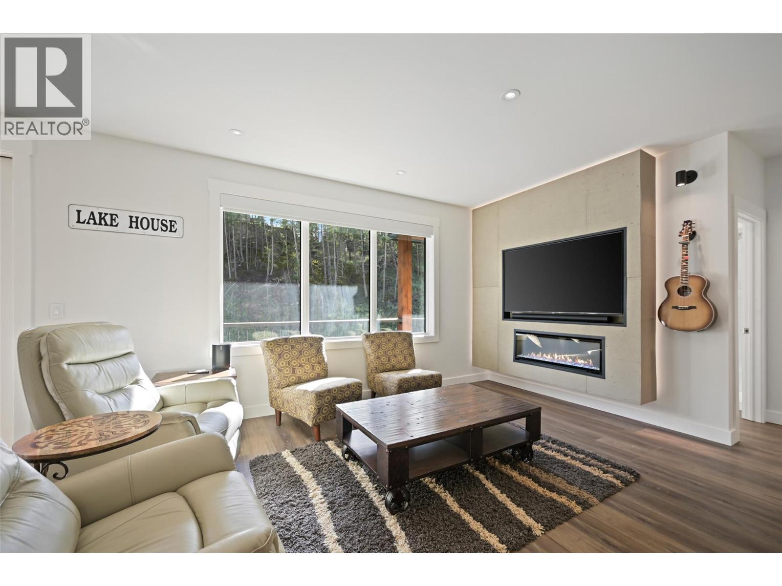 726 Taynton Drive, Invermere, BC - Indoor Photo Showing Living Room