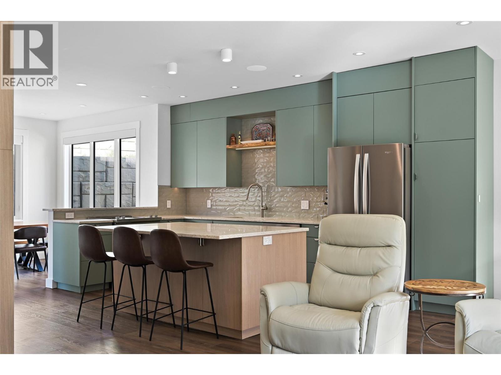 726 Taynton Drive, Invermere, BC - Indoor Photo Showing Kitchen With Upgraded Kitchen