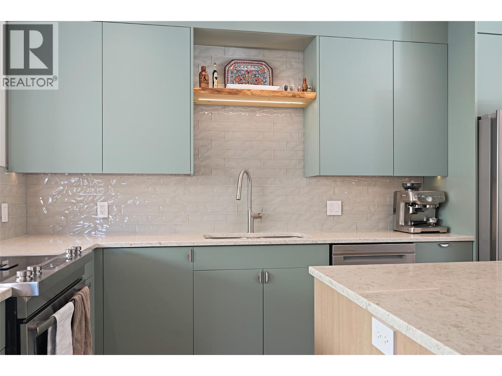 726 Taynton Drive, Invermere, BC - Indoor Photo Showing Kitchen With Upgraded Kitchen