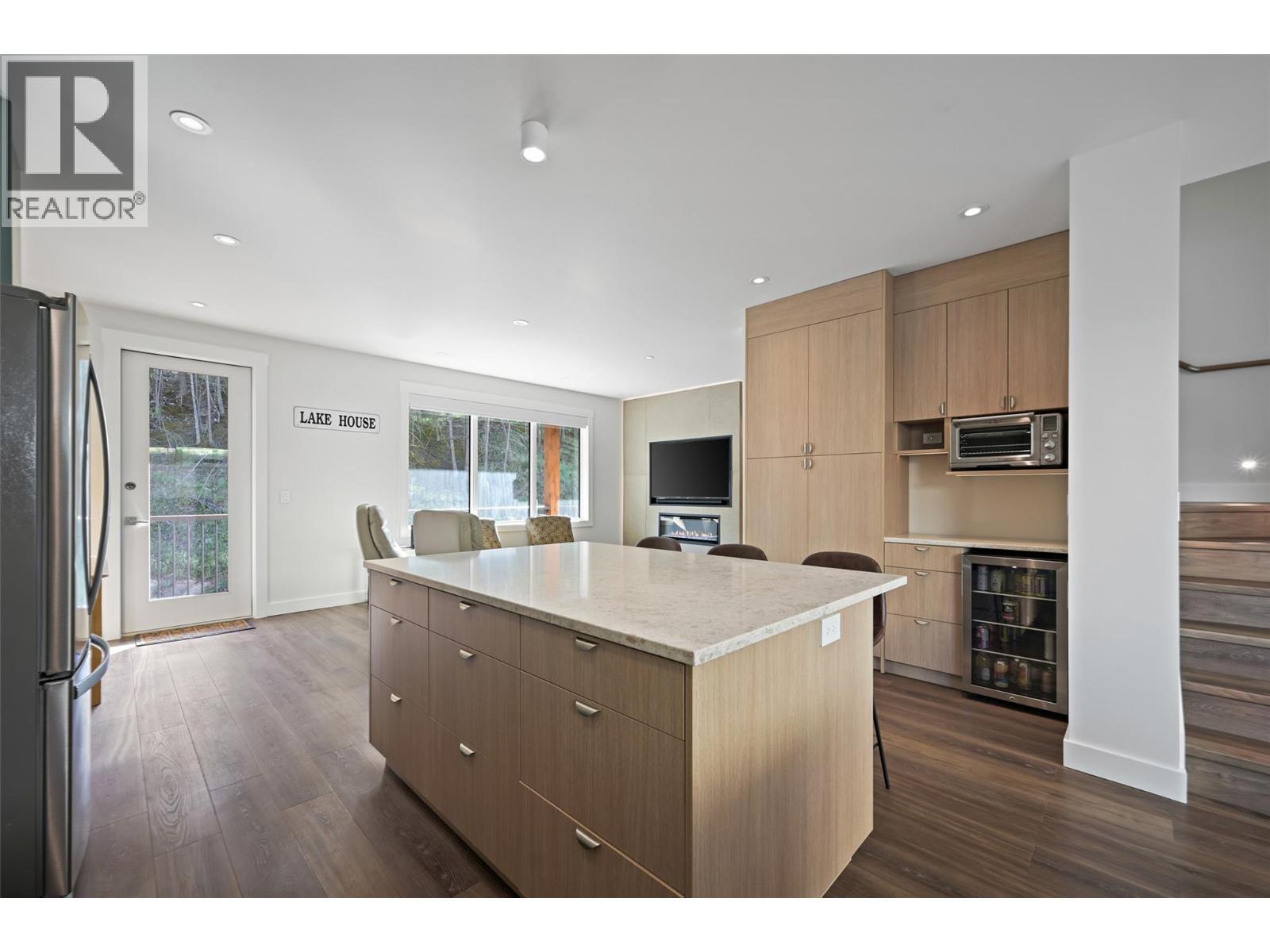 726 Taynton Drive, Invermere, BC - Indoor Photo Showing Kitchen