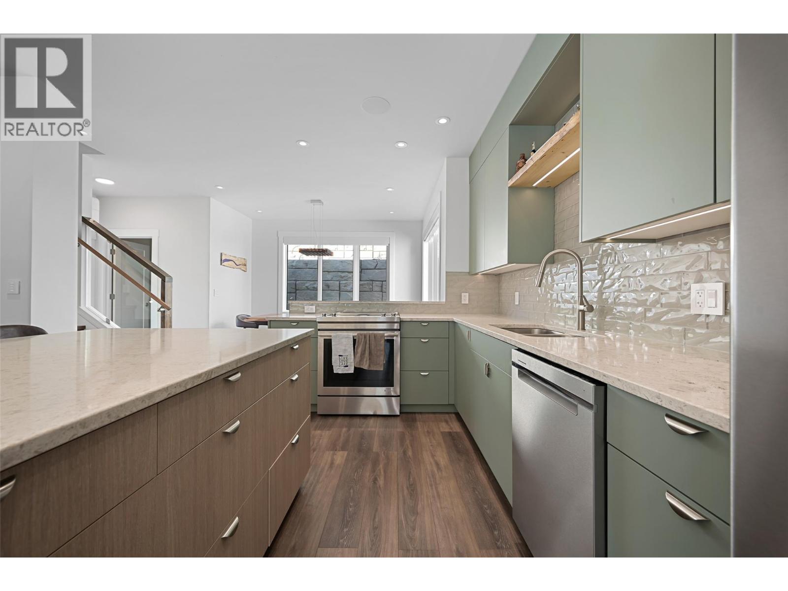 726 Taynton Drive, Invermere, BC - Indoor Photo Showing Kitchen With Upgraded Kitchen