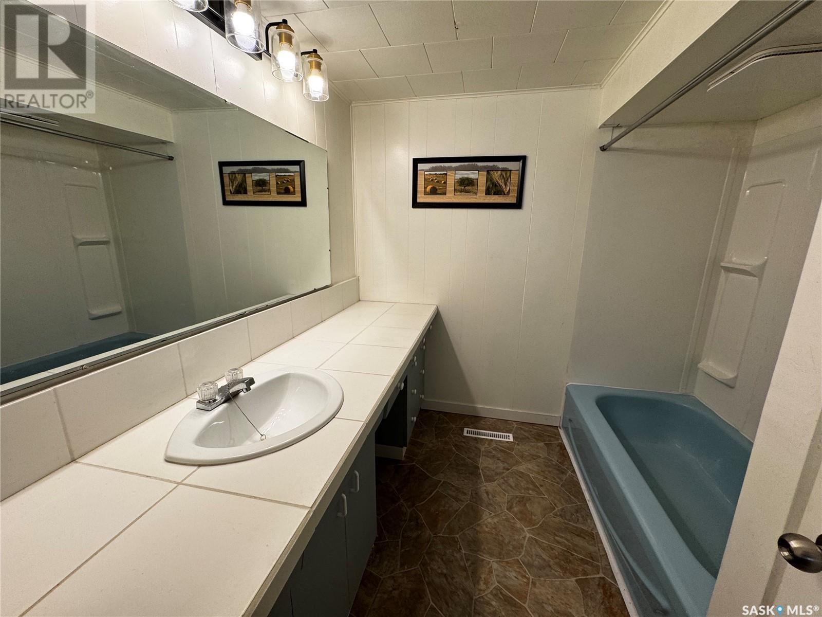 215 Kerry Street, Limerick, SK - Indoor Photo Showing Bathroom