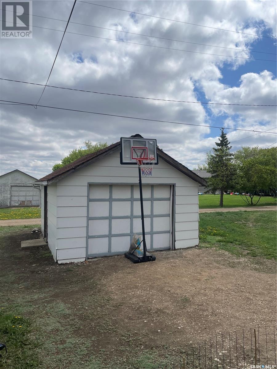 215 Kerry Street, Limerick, SK - Outdoor