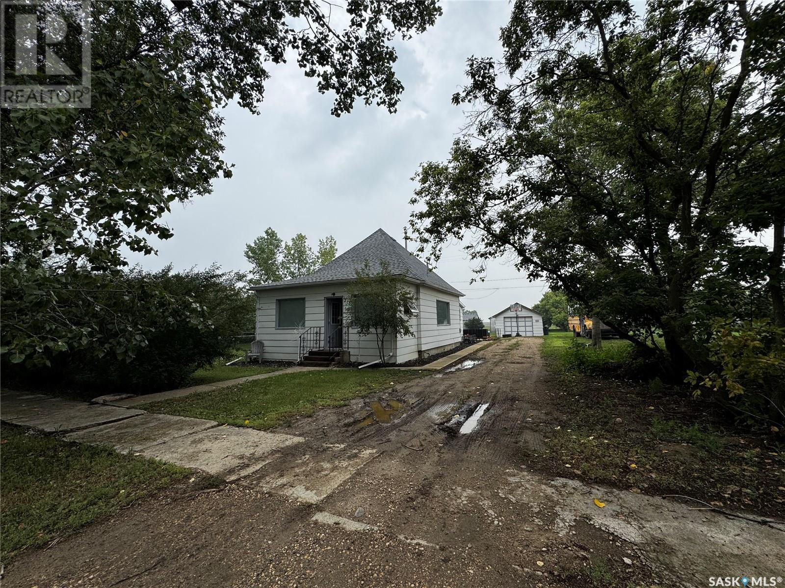 215 Kerry Street, Limerick, SK - Outdoor