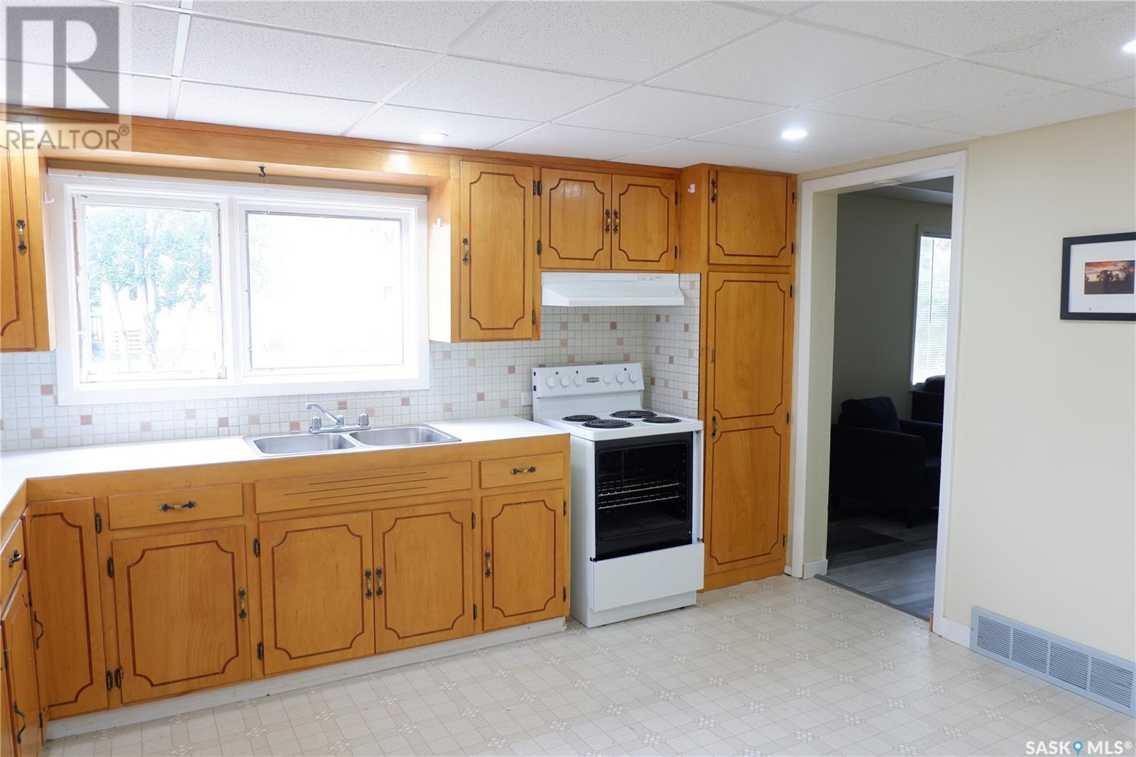 215 Kerry Street, Limerick, SK - Indoor Photo Showing Kitchen With Double Sink
