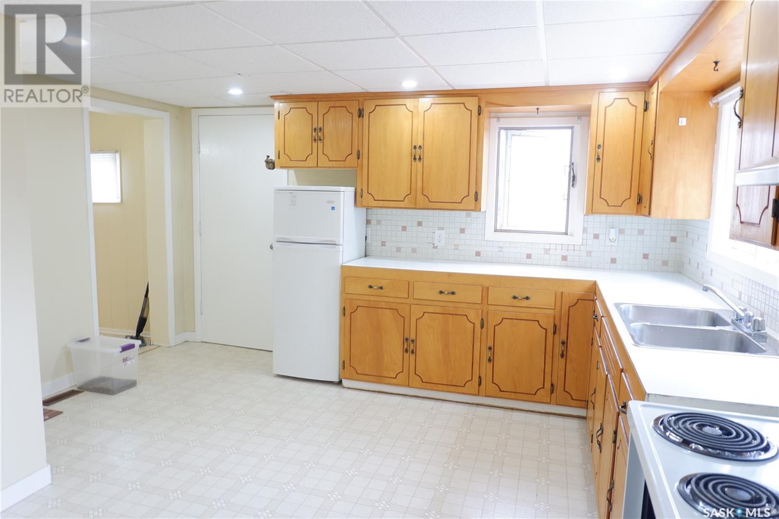215 Kerry Street, Limerick, SK - Indoor Photo Showing Kitchen With Double Sink
