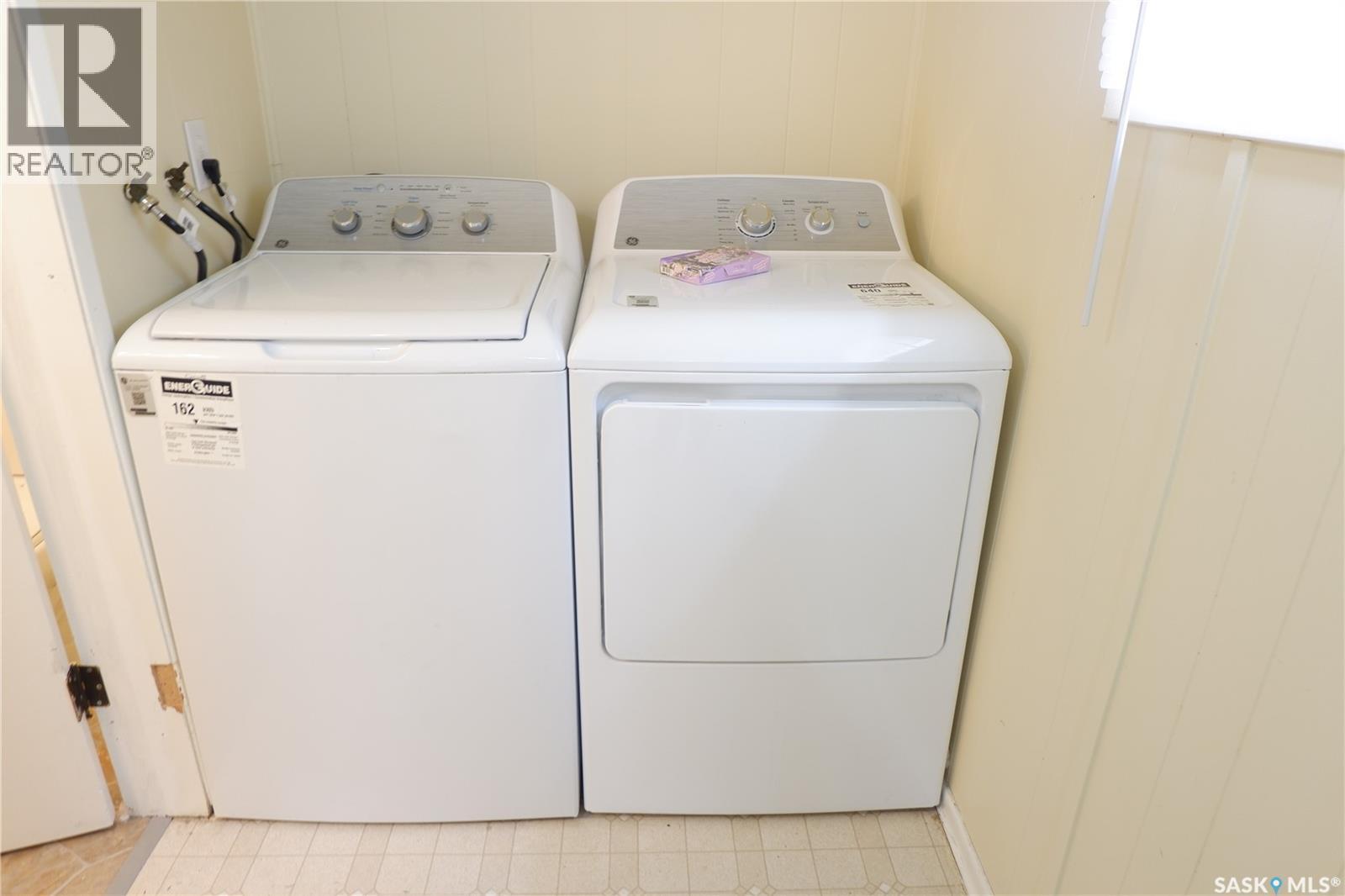 215 Kerry Street, Limerick, SK - Indoor Photo Showing Laundry Room